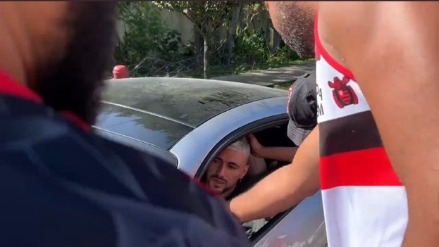 zlatwn's tweet photo. não mas o arrascaeta recebendo um carinho na cabeça e sendo deixado passar vsf kkkkkkk https://t.co/15Wdb2DIef