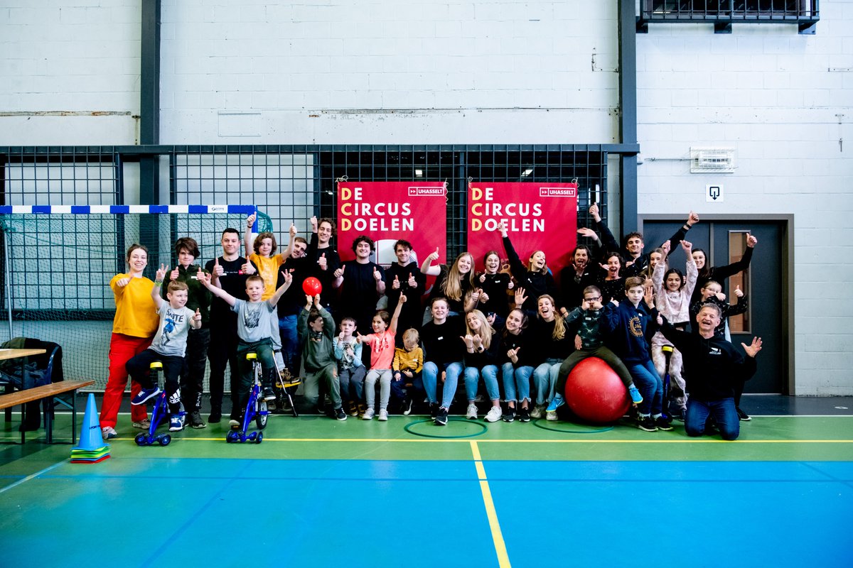 Fac_Revalidatie's tweet photo. Naambekendheid geven aan DCD, verder onderzoeken en het emotionele welzijn van kinderen met DCD verbeteren. 3 van de vele (circus) doelen die deze week werden gehaald. Het kamp eindigt met een show. En dus ook social media take over. Dank aan het team, de studenten &amp; de kinderen! https://t.co/iaYpGzlbNy