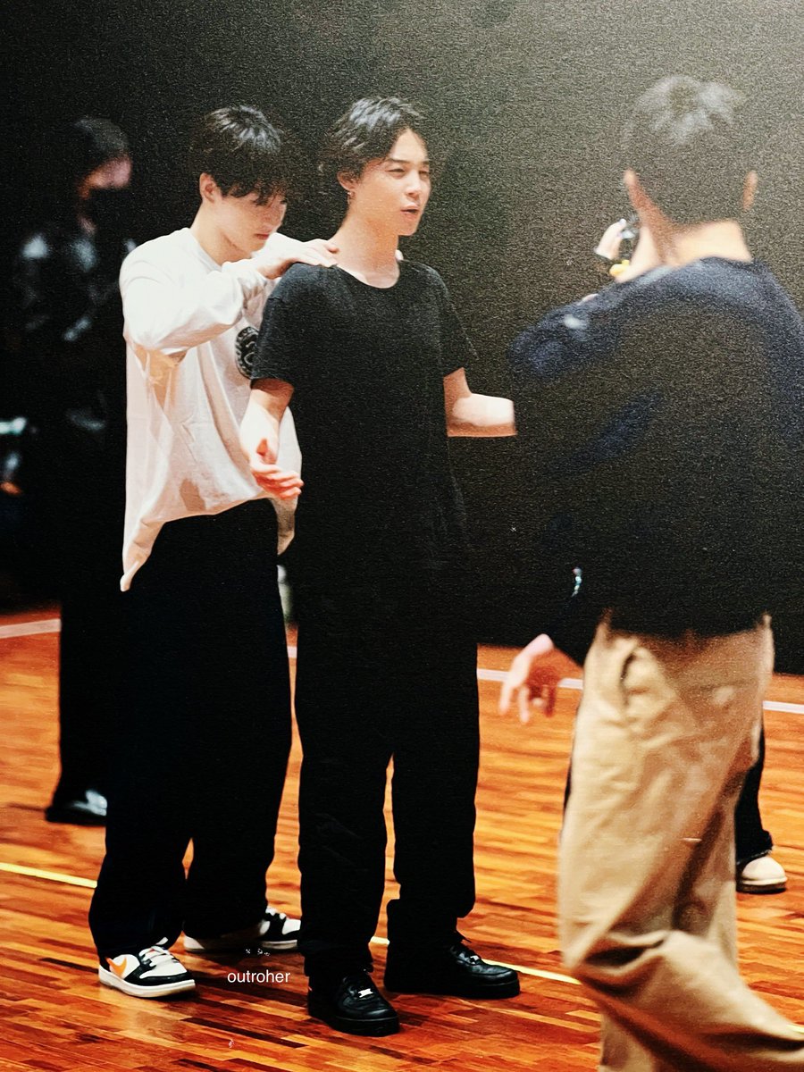 indomyfess's tweet photo. -idm itu belakang jimin siapa? taehyung? atau yoongi? https://t.co/wFSw1CQwBh