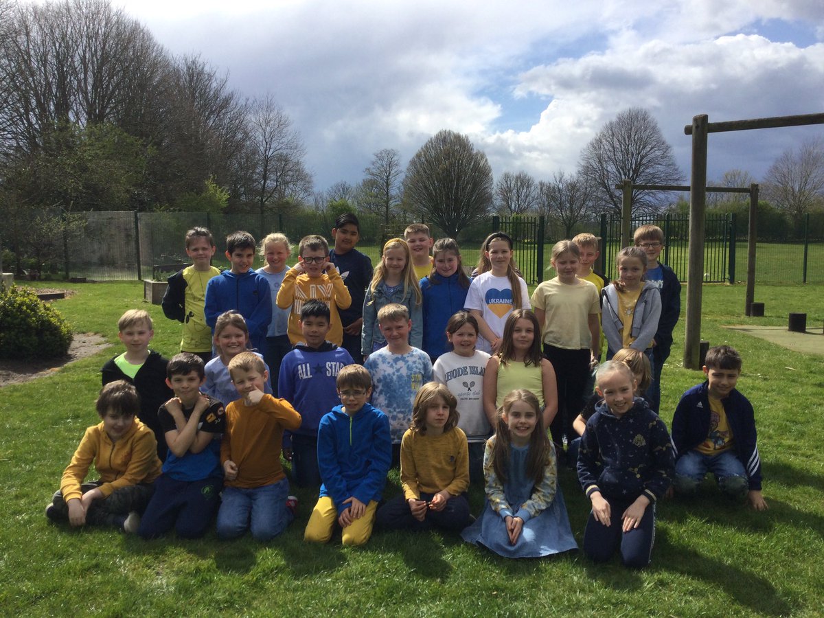 Today Dosbarth Ogwen wore blue and yellow for our 'Dress for Ukraine' day, raising money for the Disasters Emergency Committee to help support those who desperately need it at this difficult time, diolch.
