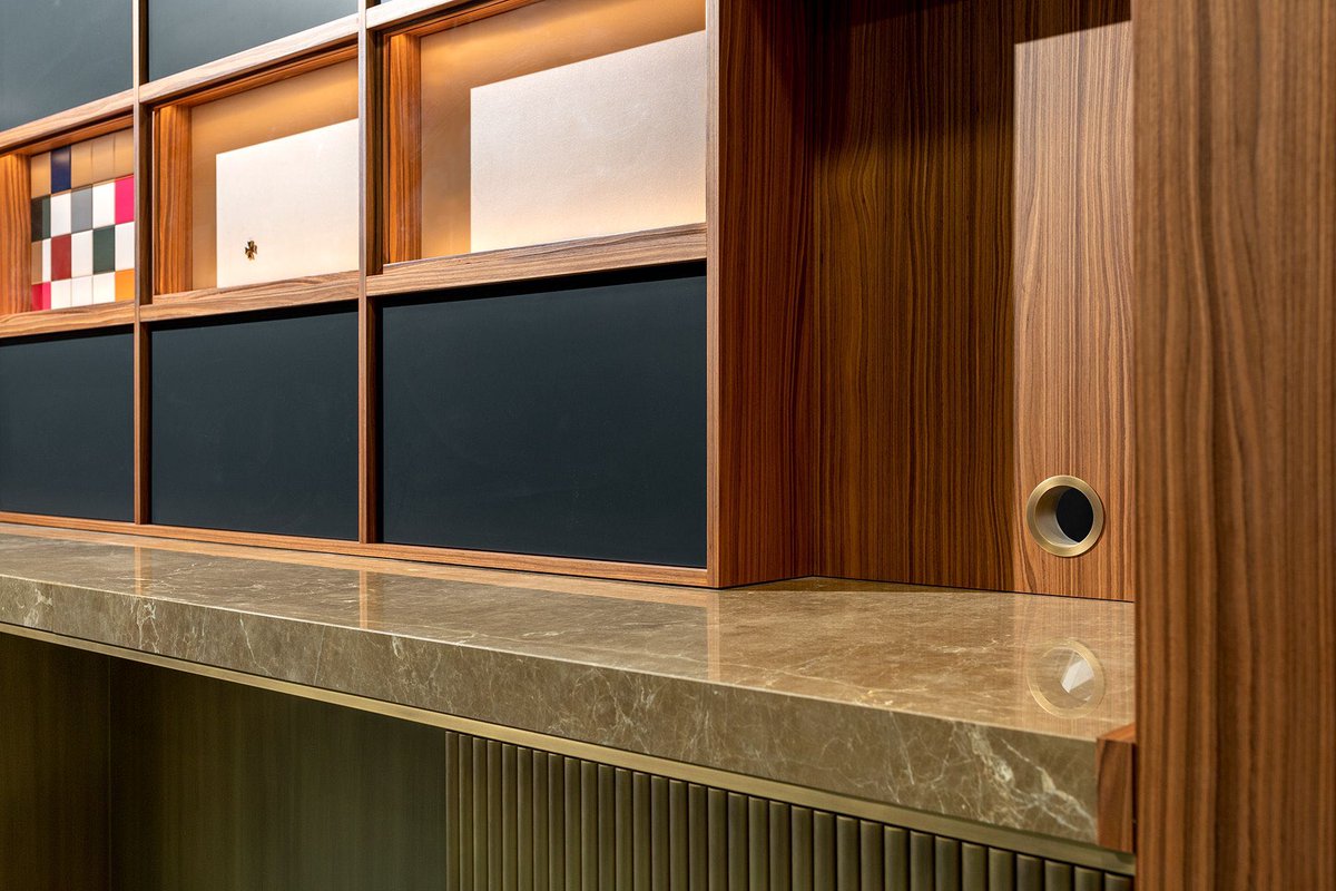 casadevallgroup's tweet photo. Elegant yet practical, what it’s all about!!

#highend #display #fixtures #retaildisplay #customdesign #luxury #customwork #details #CasadevallGroup #custommillwork https://t.co/VwNIM2RCkC
