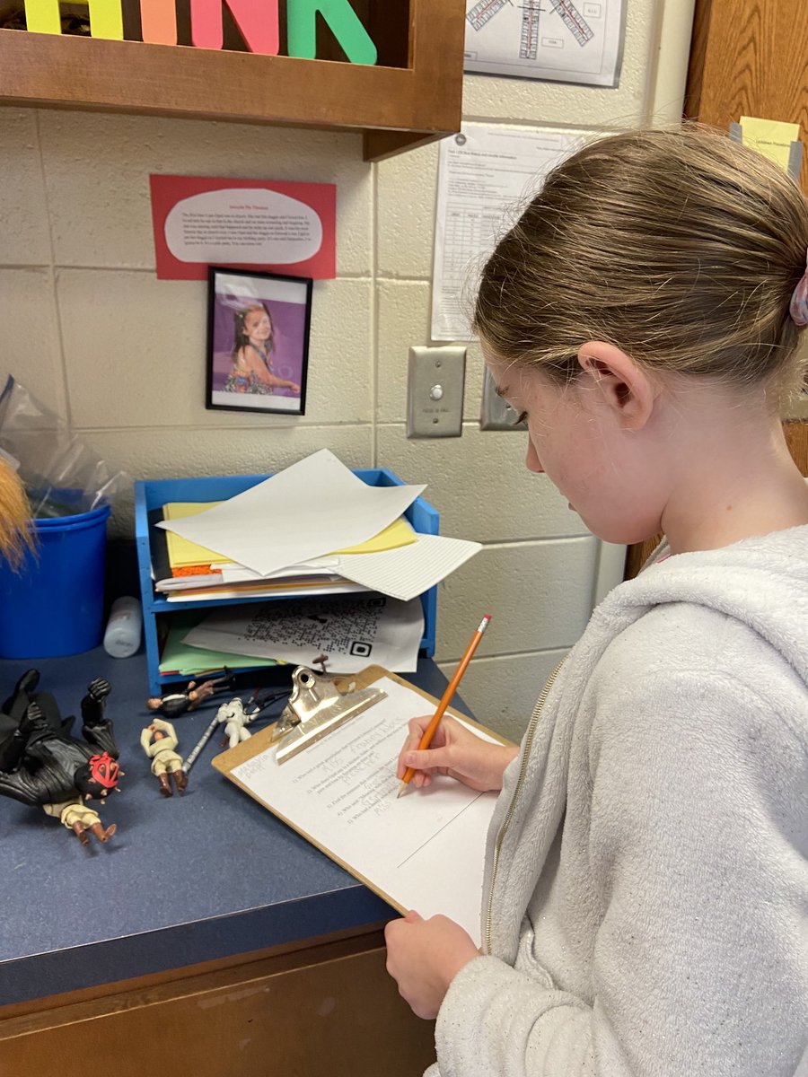 LesRperry's tweet photo. Gallery Walk - Because of Winn Dixie, Kate Dicamillo. What fun! #WeAreLES https://t.co/DMljvhb0A5