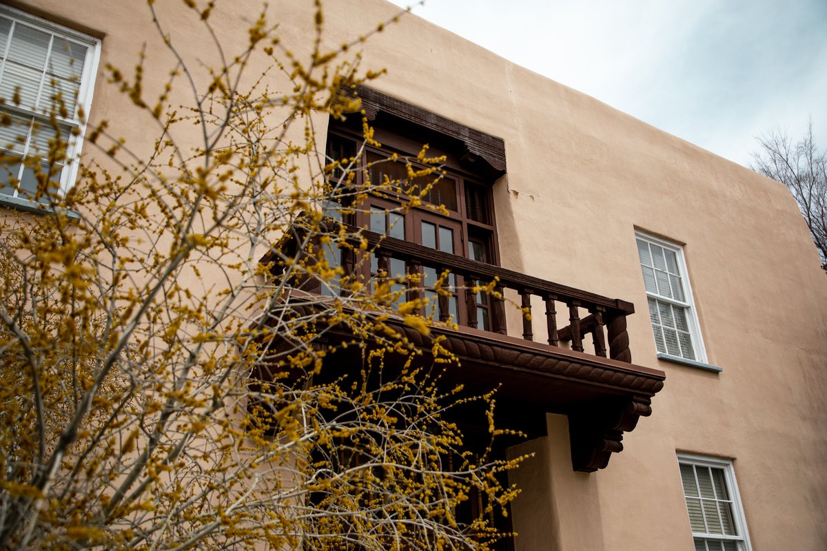 UNM's tweet photo. Hello yellow.
🤩 🙂 💛 🌼 ⭐ 🌕  

Happy Friday, Lobos! https://t.co/4wopw8CBbJ
