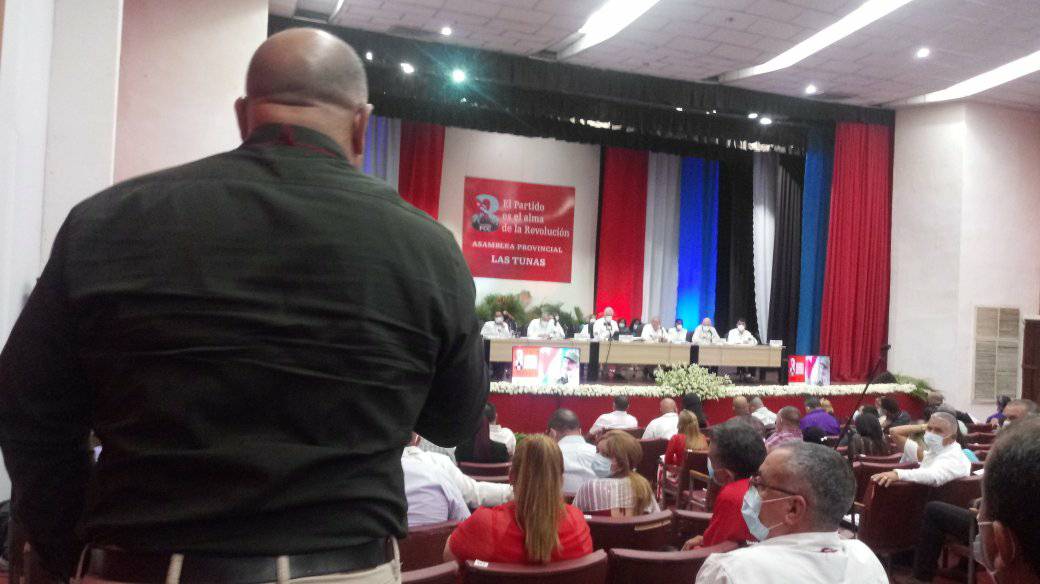 26deLasTunas's tweet photo. Eraldo González, director general de la Empresa Acinox #LasTunas en la #AsambleaProvincialPCC👇
👉Ponderó la colaboración con varias universidades del país y la contribución de la entidad a la superación de sus trabajadores... https://t.co/1UNpSRb5zB
