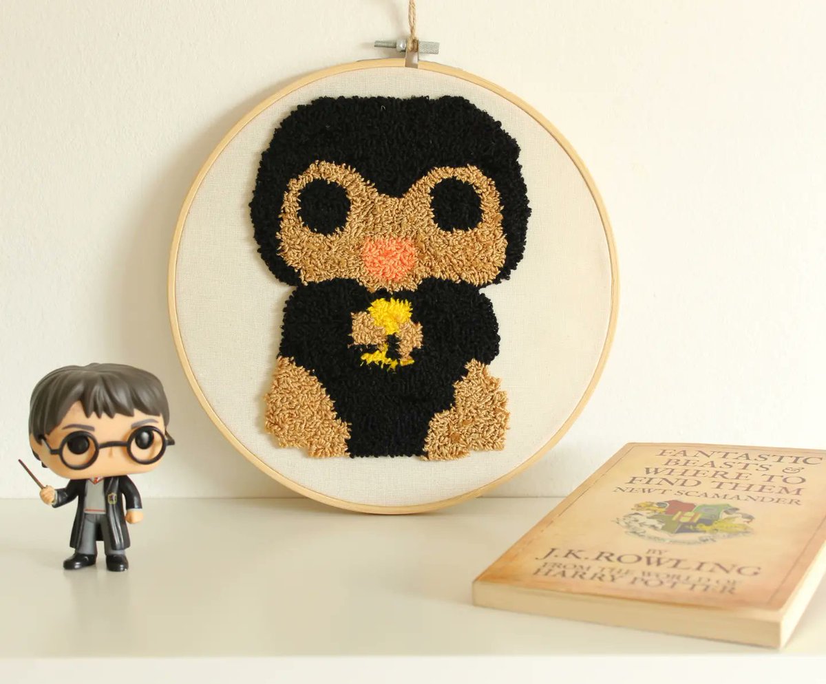 sararello's tweet photo. Niffler✨ Qué ganas tenía de hacer esta publicación para todos los amantes del mundo mágico, y que mejor día que hoy con el estreno de la tercera entrega de Animales fantásticos 🥰
#fantasticbeasts #lossecretosdedumbledore  #wizardingworld #thesecretsofdumbledore #punchneedle https://t.co/wqtkonWpl5