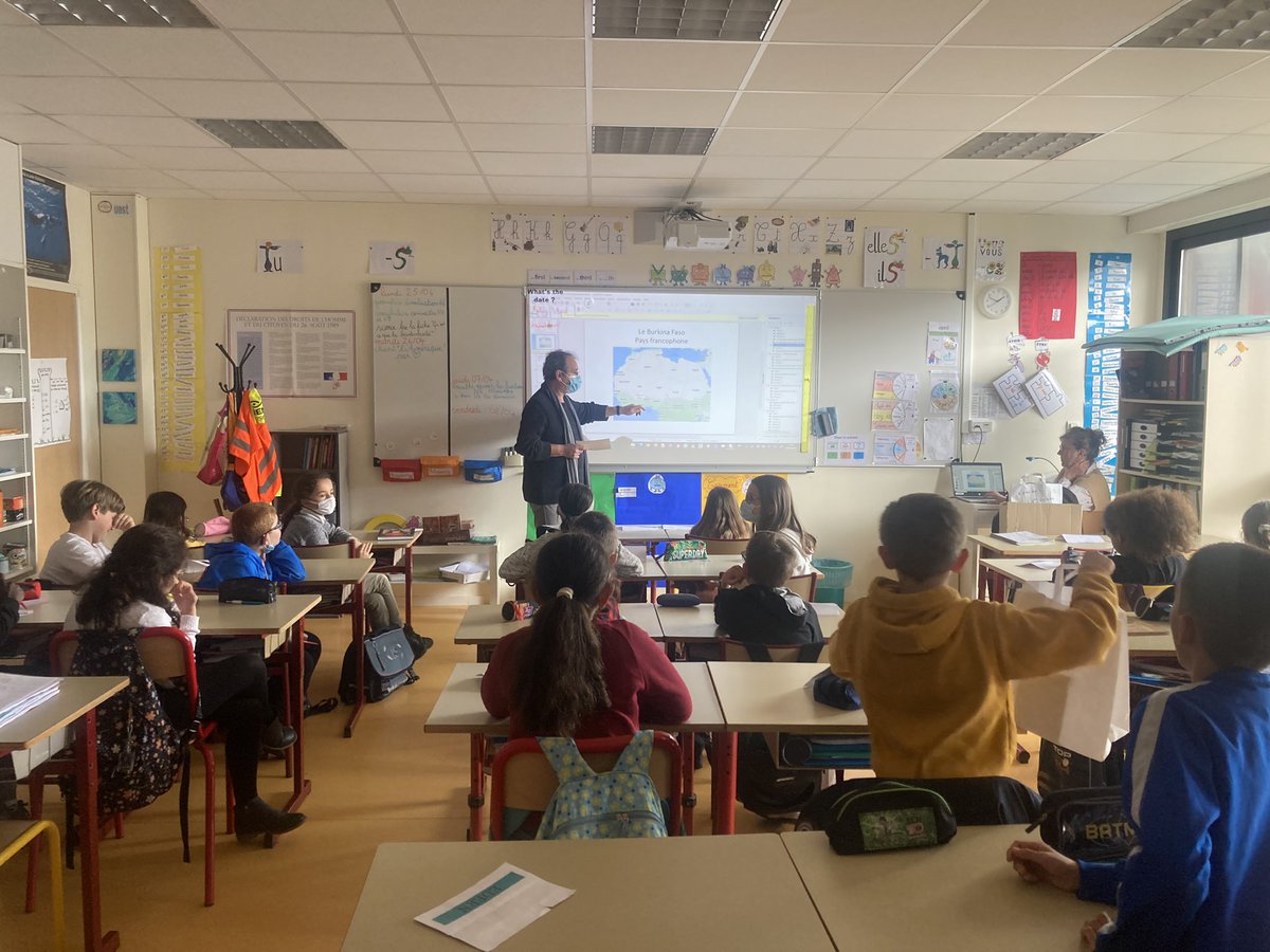 camille_petron's tweet photo. ✍🏽4 écoles de @Laval_la_Ville et 230 élèves de #Garango ont participé à la #DictéeLudique organisée par les comités de #jumelages. Bravo à tous les #élèves et aux #bénévoles des associations ! 👏Cc @GPoirier53 @NadegeDavoust https://t.co/4aDa3H53Hm