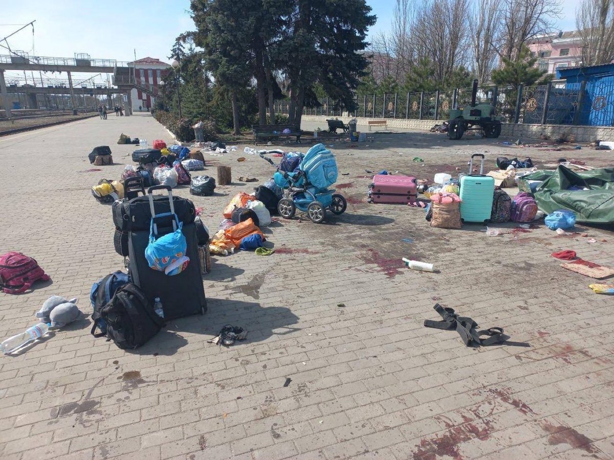 LinkeviciusL's tweet photo. Another horrific war crime. #Russia’s missile with ‘for children’ written on it hit #Kramatorsk train station killing at least 39 with children among them. Madness and cynicism have no borders. They are really convinced that no one will judge them. World must make them wrong. https://t.co/NweCuaM5vh
