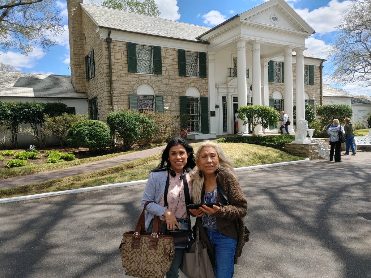 davalosleos's tweet photo. Strolling the ground and exploring #TCB #Graceland #ElvisPresley https://t.co/btVhTe5BRF