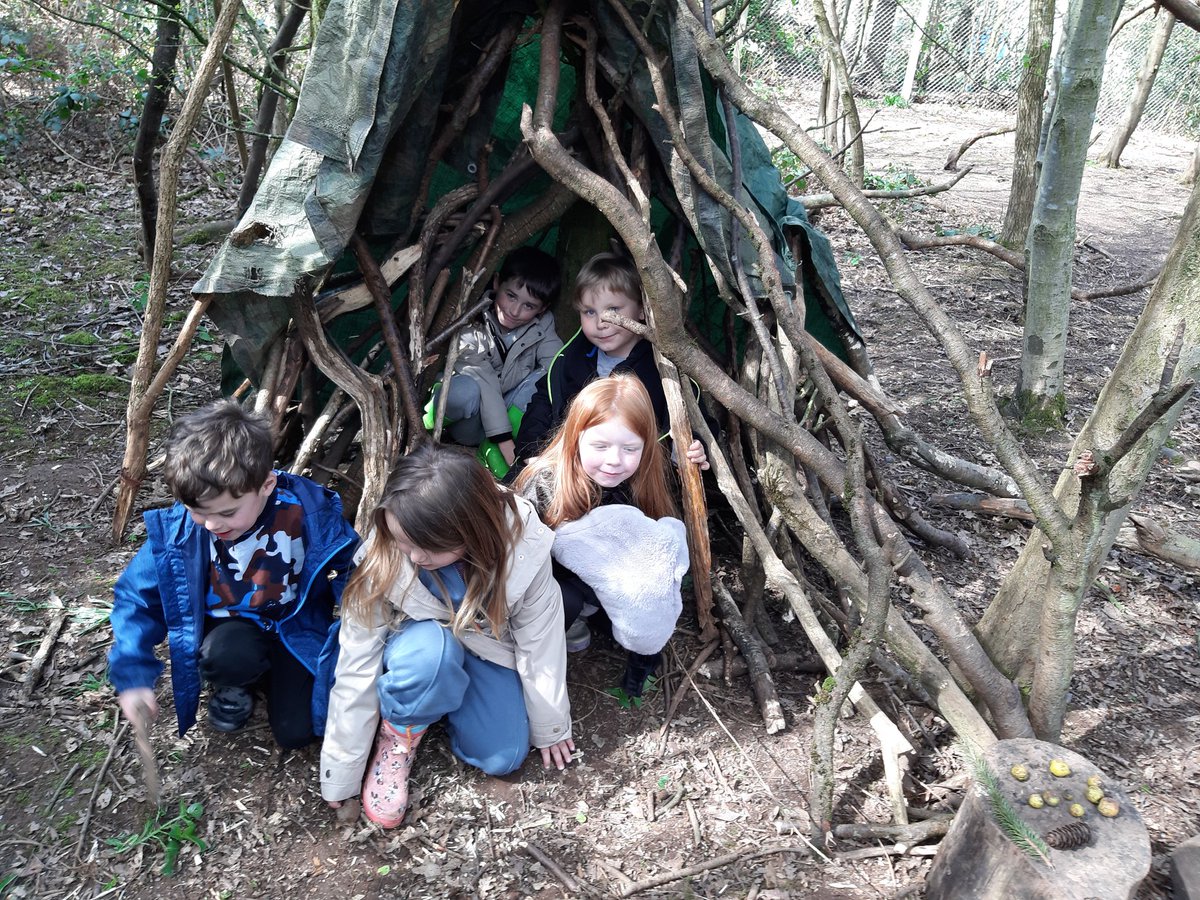 Stmattsprimary's tweet photo. Some den building to finish https://t.co/LpdWRAhY8D