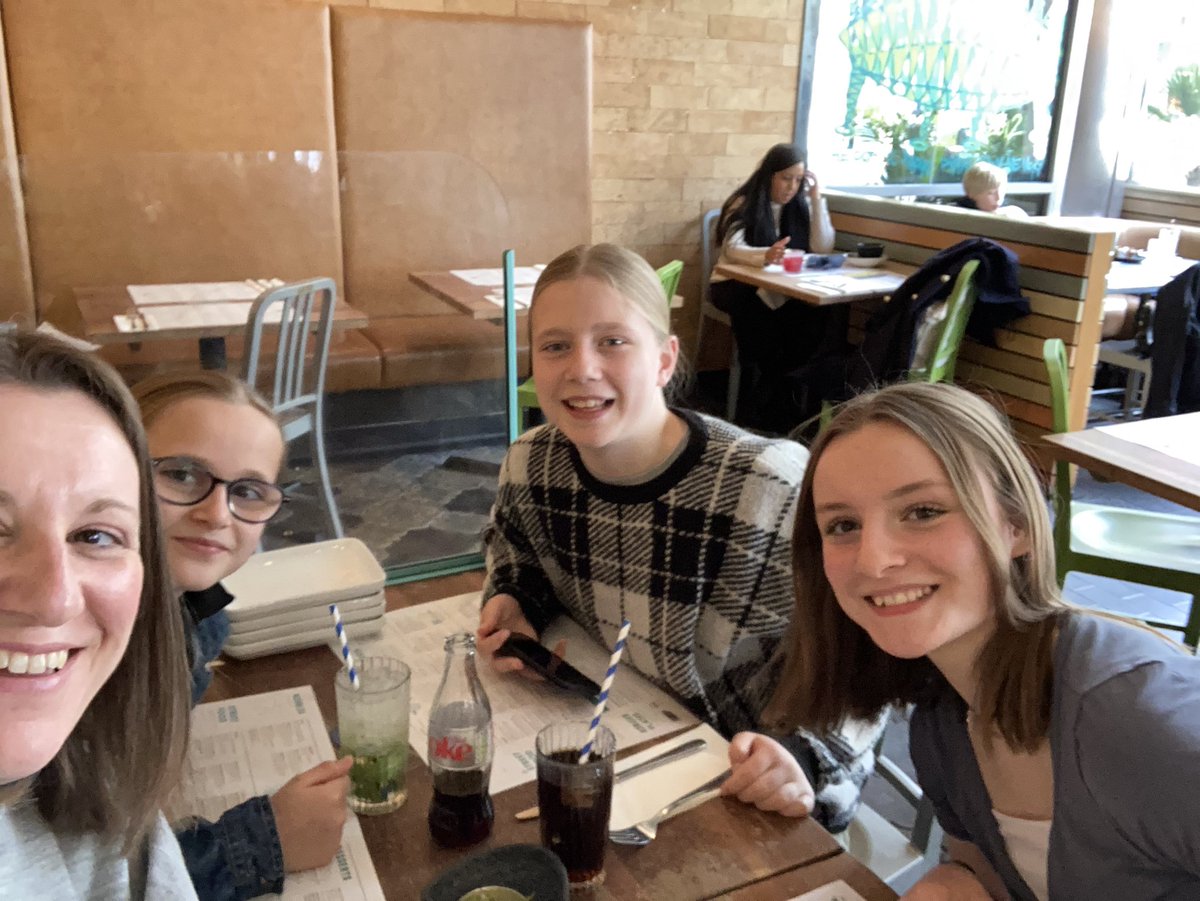 AnnetteStone23's tweet photo. Lunch with my girls!! <3 https://t.co/fInDrPcNzl
