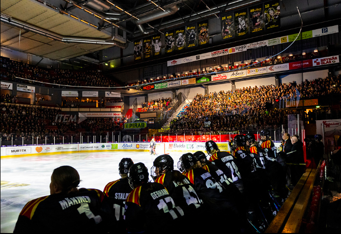 IanKennedyCK's tweet photo. Check out this crowd from yesterday's SDHL championship game. 7,765 sold out crowd for pro women's hockey in Sweden https://t.co/bvQgotFiKX