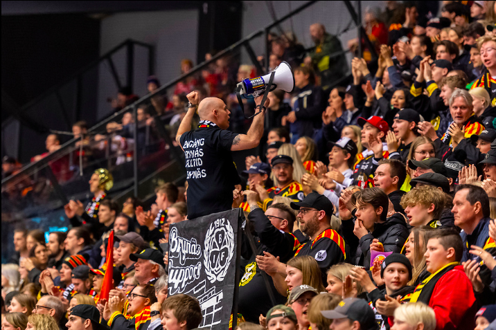 IanKennedyCK's tweet photo. Check out this crowd from yesterday's SDHL championship game. 7,765 sold out crowd for pro women's hockey in Sweden https://t.co/bvQgotFiKX
