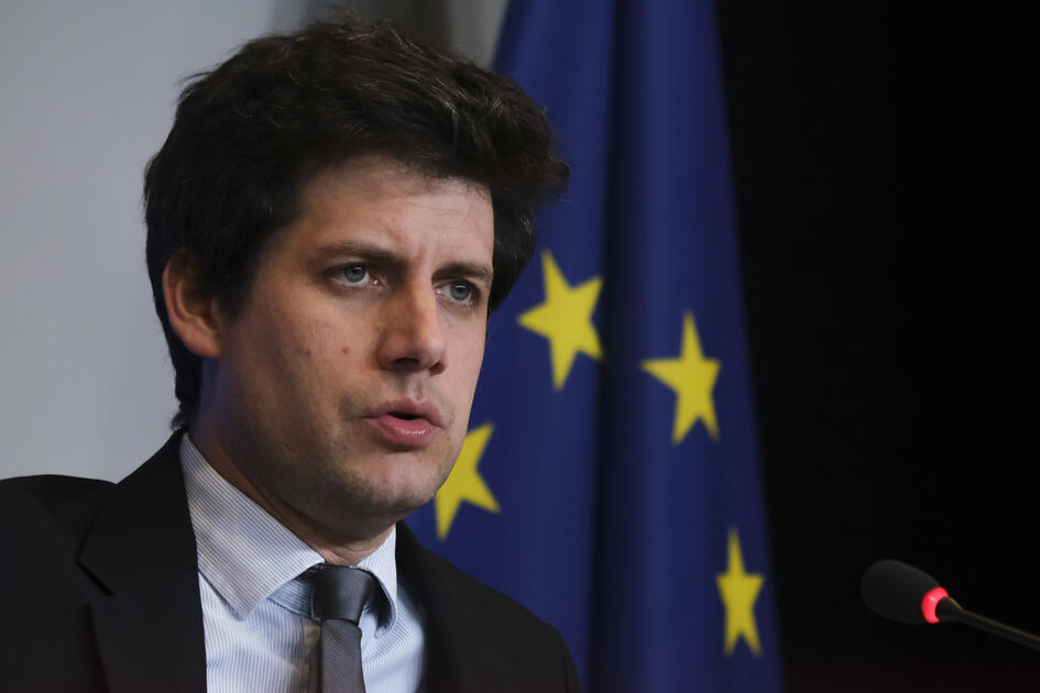 Directive pollution : Julien Denormandie défend fermement les éleveurs dlvr.it/SNCfDB