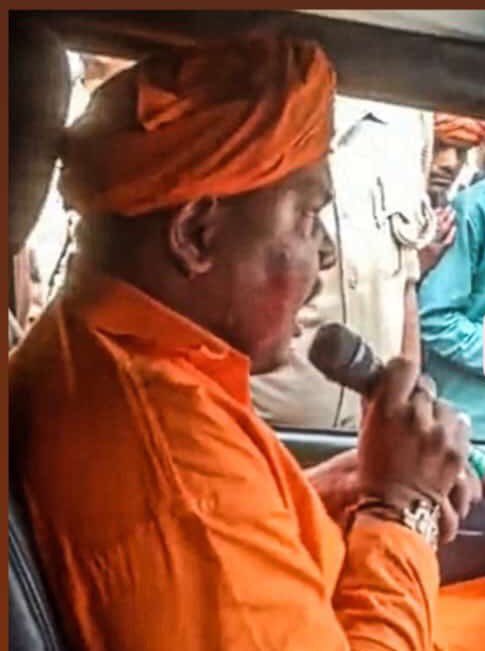 RMithur's tweet photo. ಇವನು ಮುನಿಯಲ್ಲ ನಮ್ಮ ದೇಶಕ್ಕೆ ಶನಿ. ಕಾವಿ ಧರಿಸಿ  ರಾಮನ ನಾಮ ಜಪಿಸುತ್ತಾ ಬಹಿರಂಗವಾಗಿ ಮುಸ್ಲಿಂ ಮಹಿಳೆಯರನ್ನು ಅತ್ಯಾಚಾರ ಮಾಡುತ್ತೇನೆಂದು ಹೇಳುವ ಈತನಿಗೆ ದೀಕ್ಷೆ ನೀಡಿದವರು ಯಾರು?. ಈತನು ಓದಿದ ಯಾವ ಗ್ರಂಥದಲ್ಲಿ ಈ ರೀತಿಯ ಪಾಠವನ್ಮು ಈತನಿಗೆ ಹೇಳಿಕೊಡಲಾಗಿದೆ?. #ArrestBajrangMuni https://t.co/1y0SXoQBKs