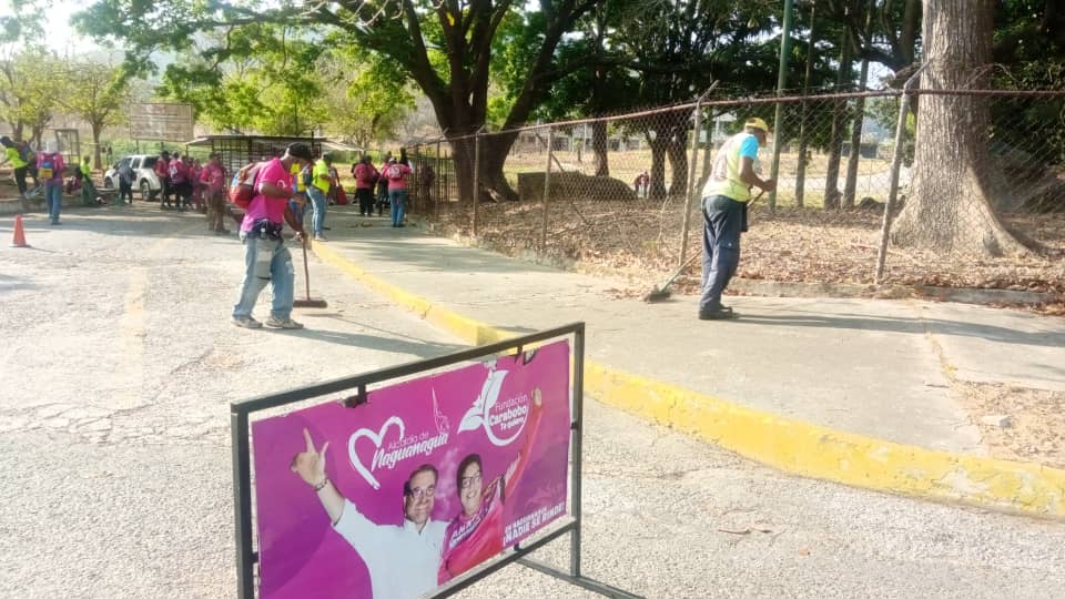 UCarabobo's tweet photo. #Noticias Cuadrillas de la @alc_naguanagua continúan labores de mantenimiento de las áreas verdes de la @UCarabobo || Hoy #8Abr en la laguna de @facesuc1 y zonas adyacentes https://t.co/Dtkf8g34y1