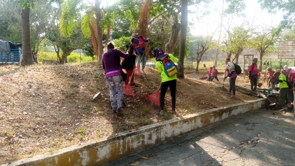 UCarabobo's tweet photo. #Noticias Cuadrillas de la @alc_naguanagua continúan labores de mantenimiento de las áreas verdes de la @UCarabobo || Hoy #8Abr en la laguna de @facesuc1 y zonas adyacentes https://t.co/Dtkf8g34y1