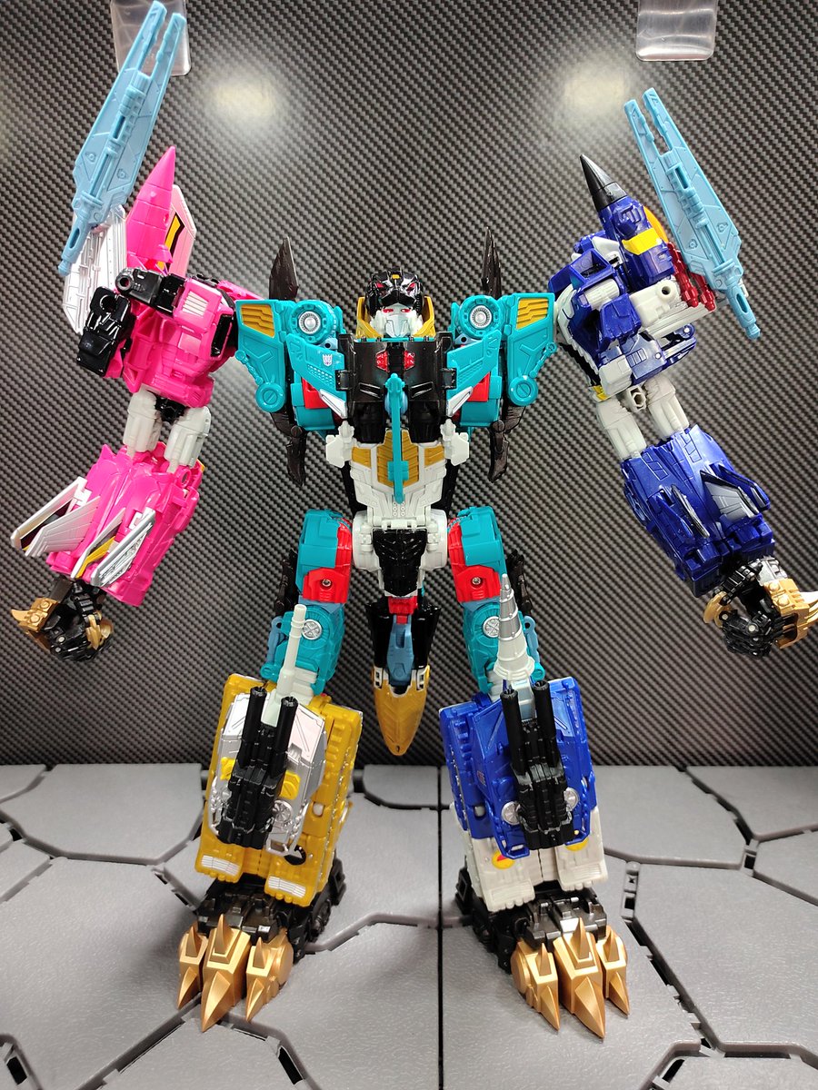 takaha_chanel's tweet photo. #Transformers #PLATINUMEDITION #LIOKAISER with #TransformDreamWave TCW-06‼️
こちらもボルカニカス用のアドオンから拝借🎶
つま先の見た目は好みがあるでしょうが私はPC-21の方が好みですが拳は断然こちら‼️
可動面なども考慮するとTCW-06かな✨
結果として全部カッコ良い‼️
#トランスフォーマー https://t.co/7pS0j904cx