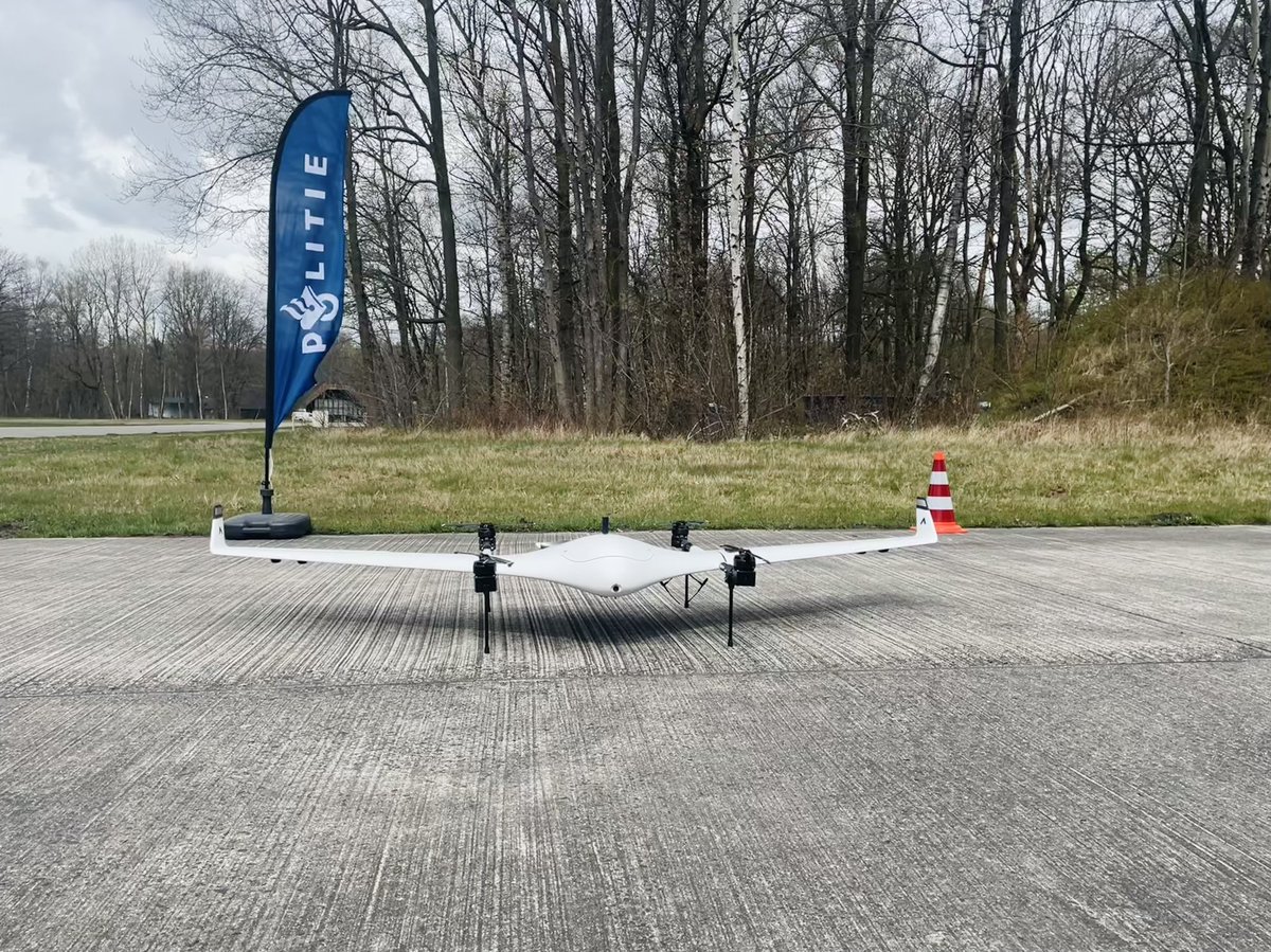 Vandaag de kick-off van een pilot met een automatische drone op <a href="/SafetyCampusVRT/">Twente Safety Campus</a>. Een mooie stap richting rechtstreekse inzet van deze drone door het Operationeel Centrum van de <a href="/Politie/">Politie Nederland</a> 👉 politie.nl/nieuws/2022/ap… #innovatie #veiligheid #twente