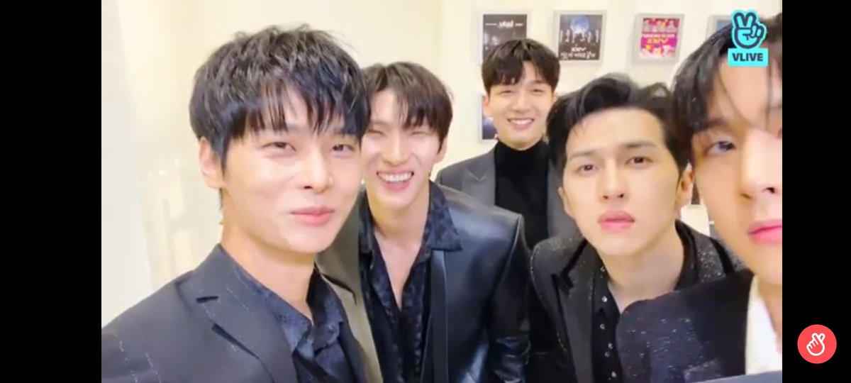 starkim0524's tweet photo. Ken's wink, Leo messing witg Hyuk while Hyuk pretending he doesn't exist, Leo laughingout loud.. Is this a dream? https://t.co/reW4rutcha