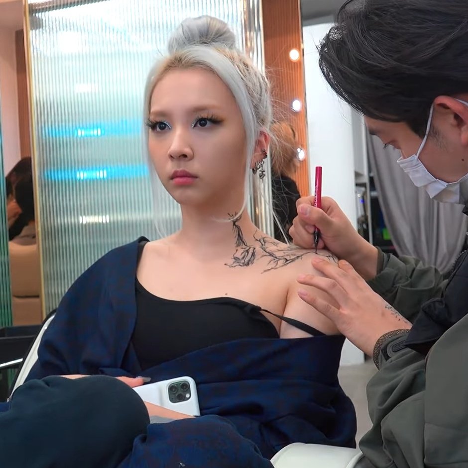 jiwooarchive's tweet photo. SHE IS SO PRETTY !! and i found my job 😳 https://t.co/QA2sNKO6S0