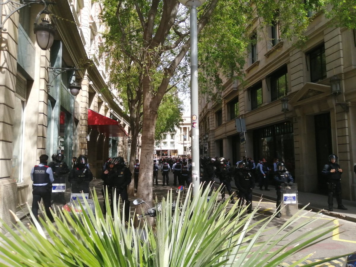 CanSanpere_'s tweet photo. 😡@GroupNN ha decidit enviar la BRIMO i fer-nos fora sense negociar.
✊🏾Hem resistit i així ho continuarem fent perquè la lluita per Can Sanpere és dignitat! https://t.co/kgesZdaTDs