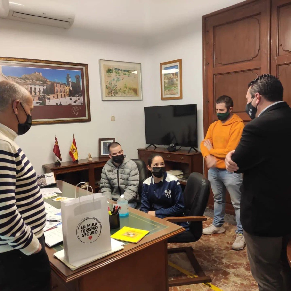 Alba Sevilla, jugadora del Puntarrón F.S. que ha sido seleccionada por la FFRM para disputar el Campeonato de España ha sido recibida en el Ayuntamiento por el alcalde Juan Jesús Moreno y el Concejal de Deportes Vicente López, que le han deseado suerte para el Campeonato.