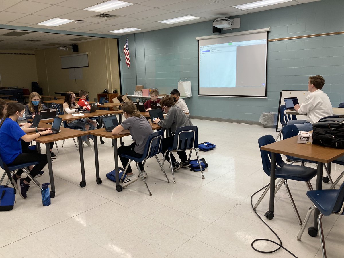 henryjess3's tweet photo. MS Gifted Day of Play-rotations led by HS Students...Coding, Improv, Motion Photography &amp; 3D printing...folks with gifts sharing with folks with gifts #EASDdayofplay @bearsimc @EtownAreaMS @EtownAreaHS @etownPAschools @ksantoro17 https://t.co/TcVk85QlbE