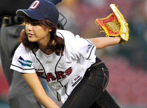 jieunsource's tweet photo. remember when iu invented baseball https://t.co/umnaPtHJtj