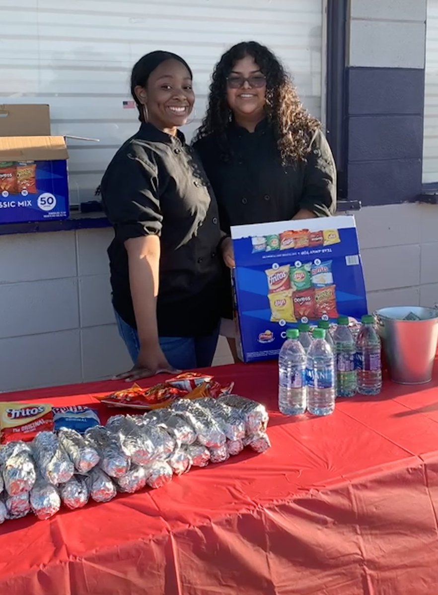 LamarCoCTE's tweet photo. Culinary Arts students assisted with the district-wide event for incoming Kindergartners &amp; their families! Thanks for your help! #realskillslccte https://t.co/TMXZVHC6Ya