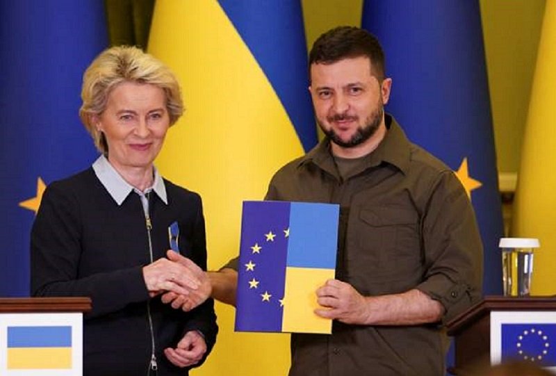 Agenpress's tweet photo. Kiev. Von der Leyen consegna a  Zelensky il questionario per adesione Ucraina all'Europa https://t.co/vL4KeVOpPI AgenPress - L'UE ha consegnato al ... https://t.co/TDz2m35Kr6