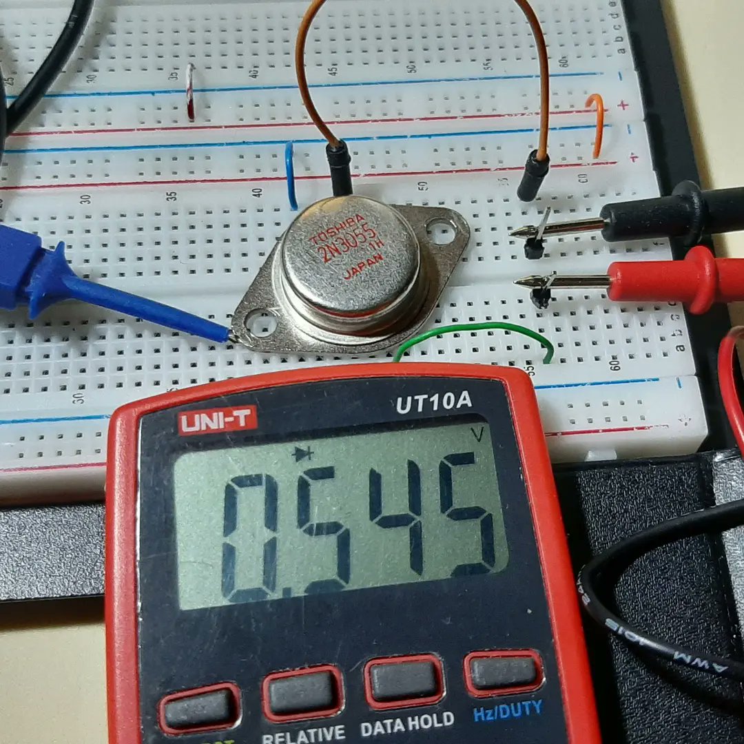 pleyades_it's tweet image. Comprobando el estado de un #transistor bipolar NPN 2N3055 con encapsulado TO-3. Muy utilizado en fuentes de alimentación lineales reguladas. Corriente de Colector 15 A y hFE 70.
#electronicslab #electronics #electronica #powersupply #multimeter #semiconductors