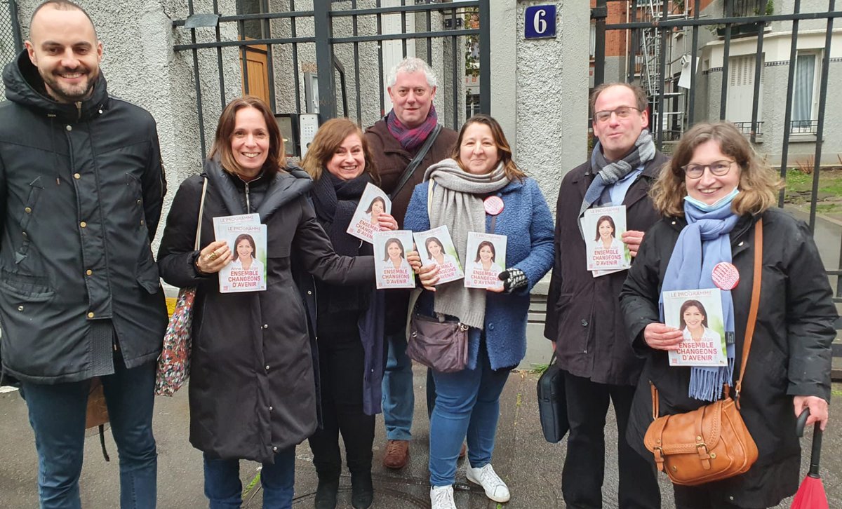 NathalieRiquier's tweet photo. Toute la soirée en porte à porte et boitage pour discuter des propositions sociales, démocratiques et écologiques 🌱 d'@Anne_Hidalgo 🌹
Merci aux habitant-e-s de leur super accueil et à dimanche nombreux-ses pour voter 🗳️
#Hidalgo2022 #presidentielles2022 #10avril #jevotePS https://t.co/5sBobnWhAV