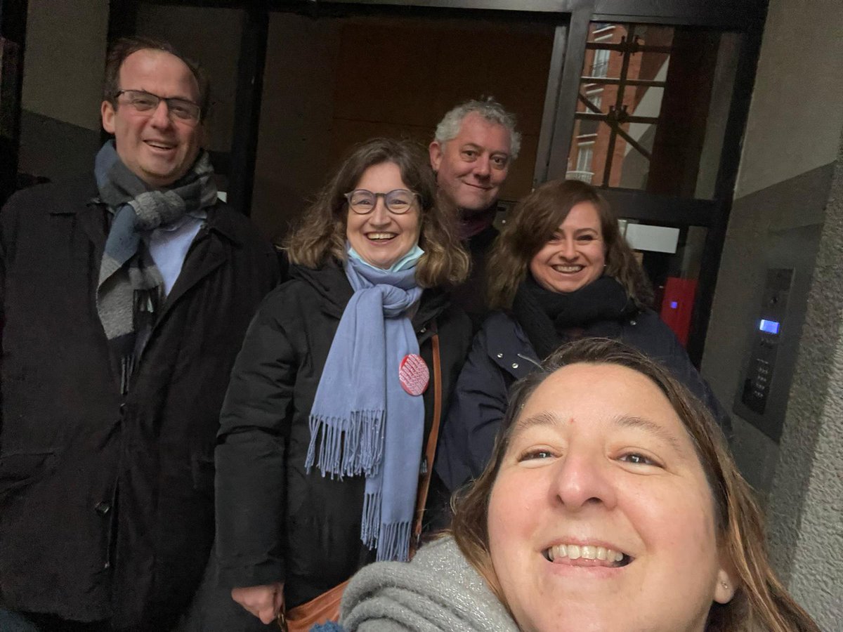 NathalieRiquier's tweet photo. Toute la soirée en porte à porte et boitage pour discuter des propositions sociales, démocratiques et écologiques 🌱 d'@Anne_Hidalgo 🌹
Merci aux habitant-e-s de leur super accueil et à dimanche nombreux-ses pour voter 🗳️
#Hidalgo2022 #presidentielles2022 #10avril #jevotePS https://t.co/5sBobnWhAV