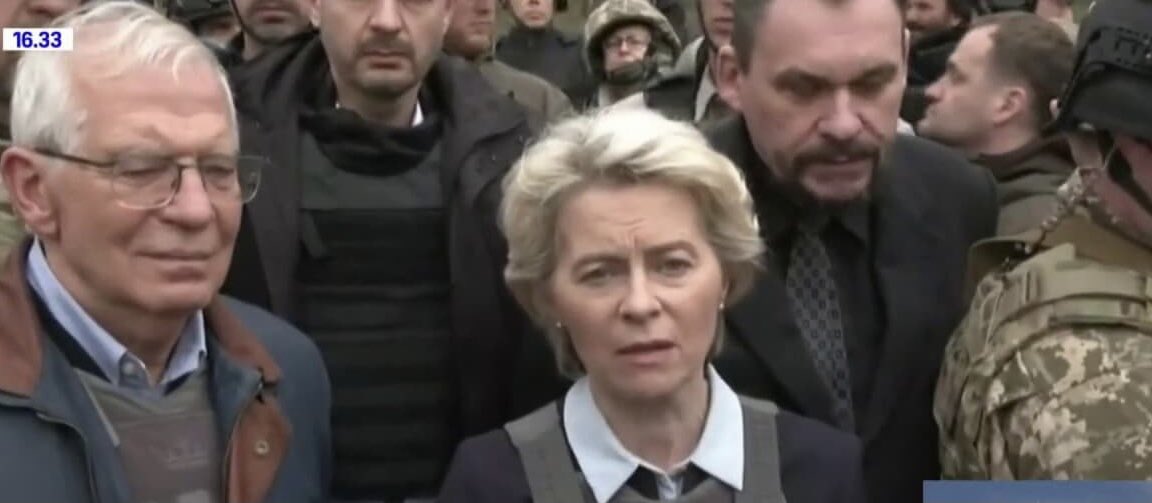 mompontet's tweet photo. La présence symbolique très forte de Ursula van der Leyden et Josep Borrel est en train de rendre fou tous les bots pro russe des réseaux sociaux. C’est donc que c’est une très bonne chose que ce déplacement au cœur de la guerre. https://t.co/MnPxiaOH0H