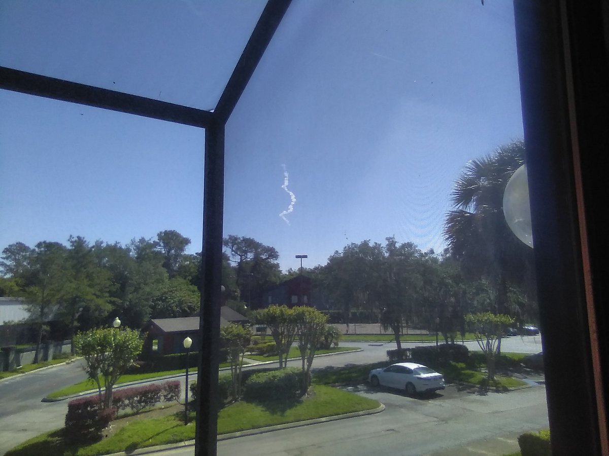 JeffSenas's tweet photo. Just saw the rocket 🚀 launch off the space coast all the way from my apartment deck here in the Metro Orlando area! #SpaceLaunchLIVE #SpaceX https://t.co/WIgakWDBbo