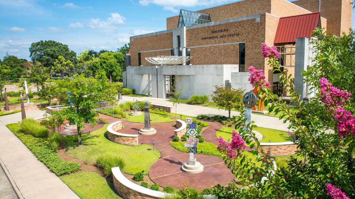 MSPublicUniv's tweet photo. As an educational and cultural center for the Mississippi Delta and the region, @DeltaState promotes art and culture through a variety of programs and initiatives. Learn more: https://t.co/uXtfndmmmA #ForgingMSFuture #MSArts https://t.co/azpUrOKJiS