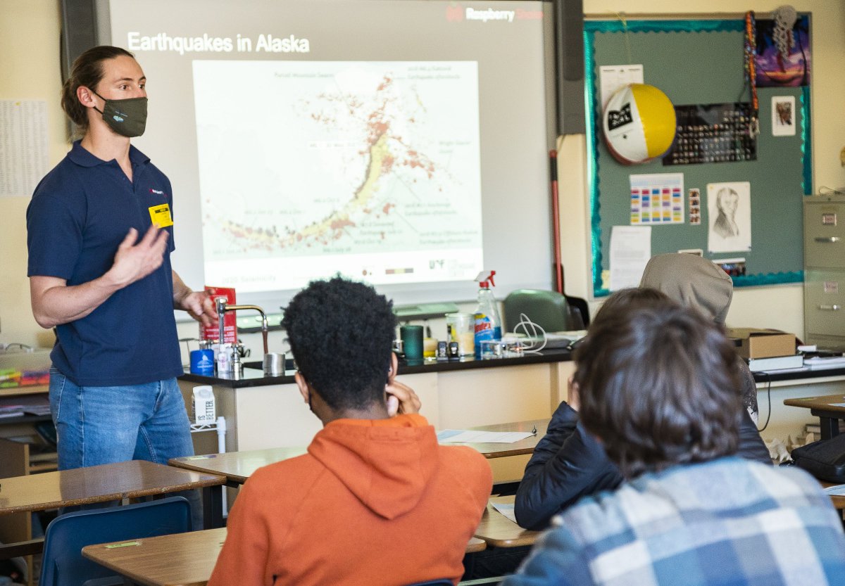 UAFGI's tweet image. Alaska Seismology in Schools, the brainchild of @UAFairbanks undergraduate student Gabriel Low, aims to get students interested not just in seismology but in science in general.  @AKearthquake @IRIS_EPO gi.alaska.edu/news/uaf-stude…