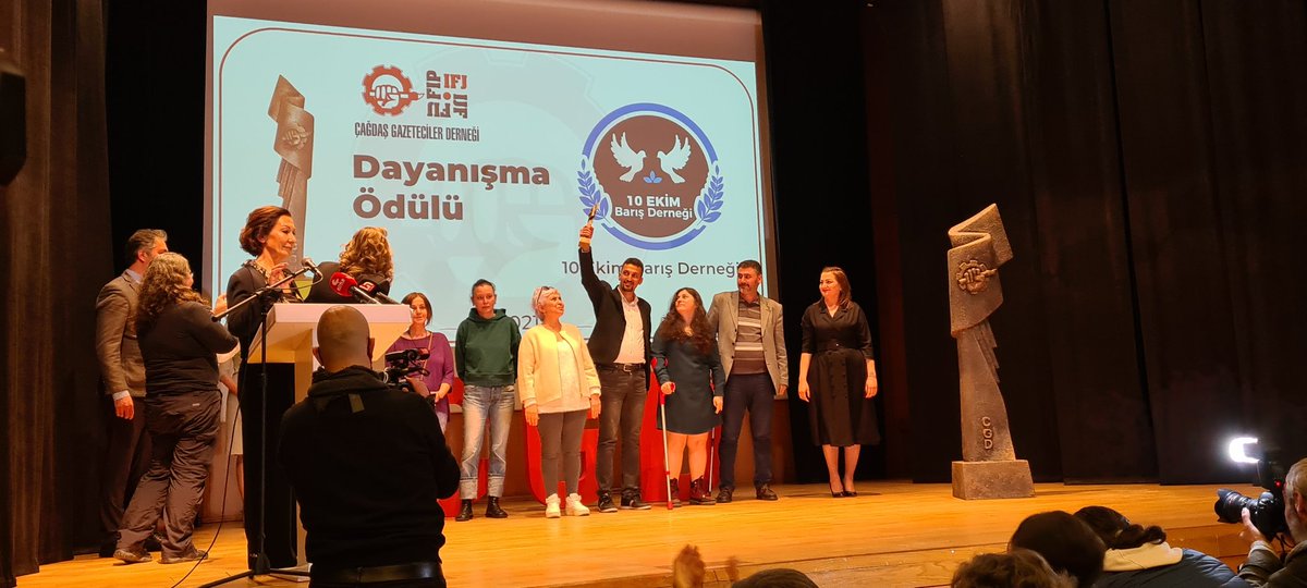 cgdgenelmerkez's tweet photo. #ÇGDYılınBaşarılıGazetecileri töreninde son olarak 2021 yılı Dayanışma Ödülümüzü @10EkimDER adına Genel Başkanı 
Mehtap Sakinci Coşkun, "10 Ekim 2015'i unutmayalım, unutturmayalım" mesajıyla ÇGD'nin dayanışmasına teşekkür etti.
O gün yaralananlara, yöneticilerimiz karanfil sundu https://t.co/Ze4zXjV75w