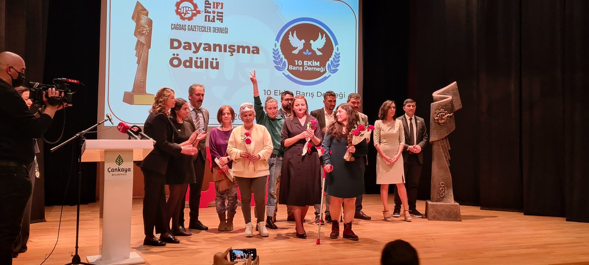 cgdgenelmerkez's tweet photo. #ÇGDYılınBaşarılıGazetecileri töreninde son olarak 2021 yılı Dayanışma Ödülümüzü @10EkimDER adına Genel Başkanı 
Mehtap Sakinci Coşkun, "10 Ekim 2015'i unutmayalım, unutturmayalım" mesajıyla ÇGD'nin dayanışmasına teşekkür etti.
O gün yaralananlara, yöneticilerimiz karanfil sundu https://t.co/Ze4zXjV75w