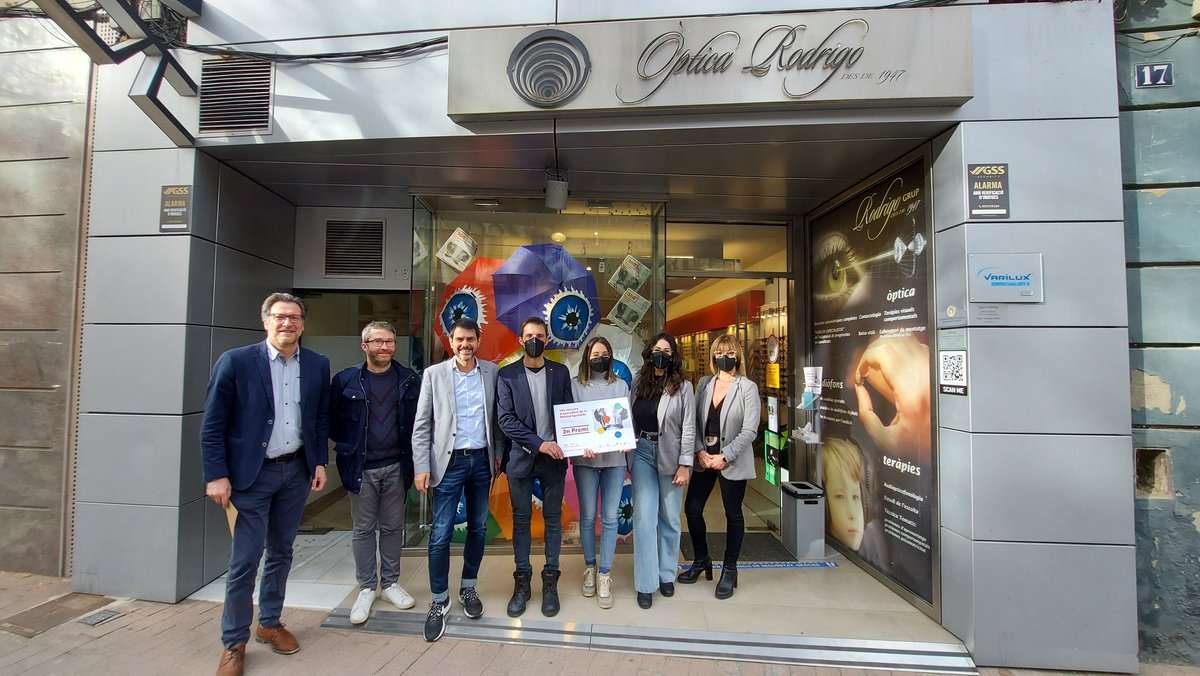 ajigualada's tweet photo. 🏆 Aquest vespre s'han entregat els premis de la 10a edició del Concurs d'Aparadors de @mostraigualada. 

Aquest any, hi han participat un total de 19 establiments. @comercigualada

Els guanyadors han estat Galeria d'Art GC, @opticarodrigo i Canada House. https://t.co/nIVR7yCK0Q