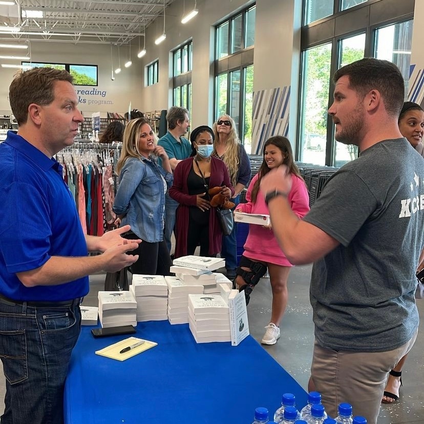 IamMattPaxton's tweet photo. Great to be back in the world seeing the people we help! Awesome book signing today at Goodwill 📘 @goodwillcfl #KeepTheMemoriesLoseTheStuff https://t.co/hopTAm0Vdn