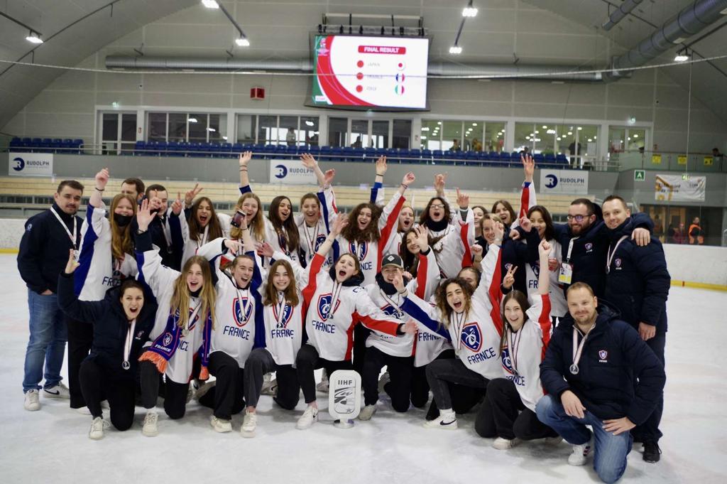 Hockey_FRA's tweet photo. Félicitations à nos U18 féminines 🇨🇵 pour leur médaille d'argent 🥈 lors du Mondial D1A de Györ 😍

#HockeyFranceFamily https://t.co/r6FYmljucK