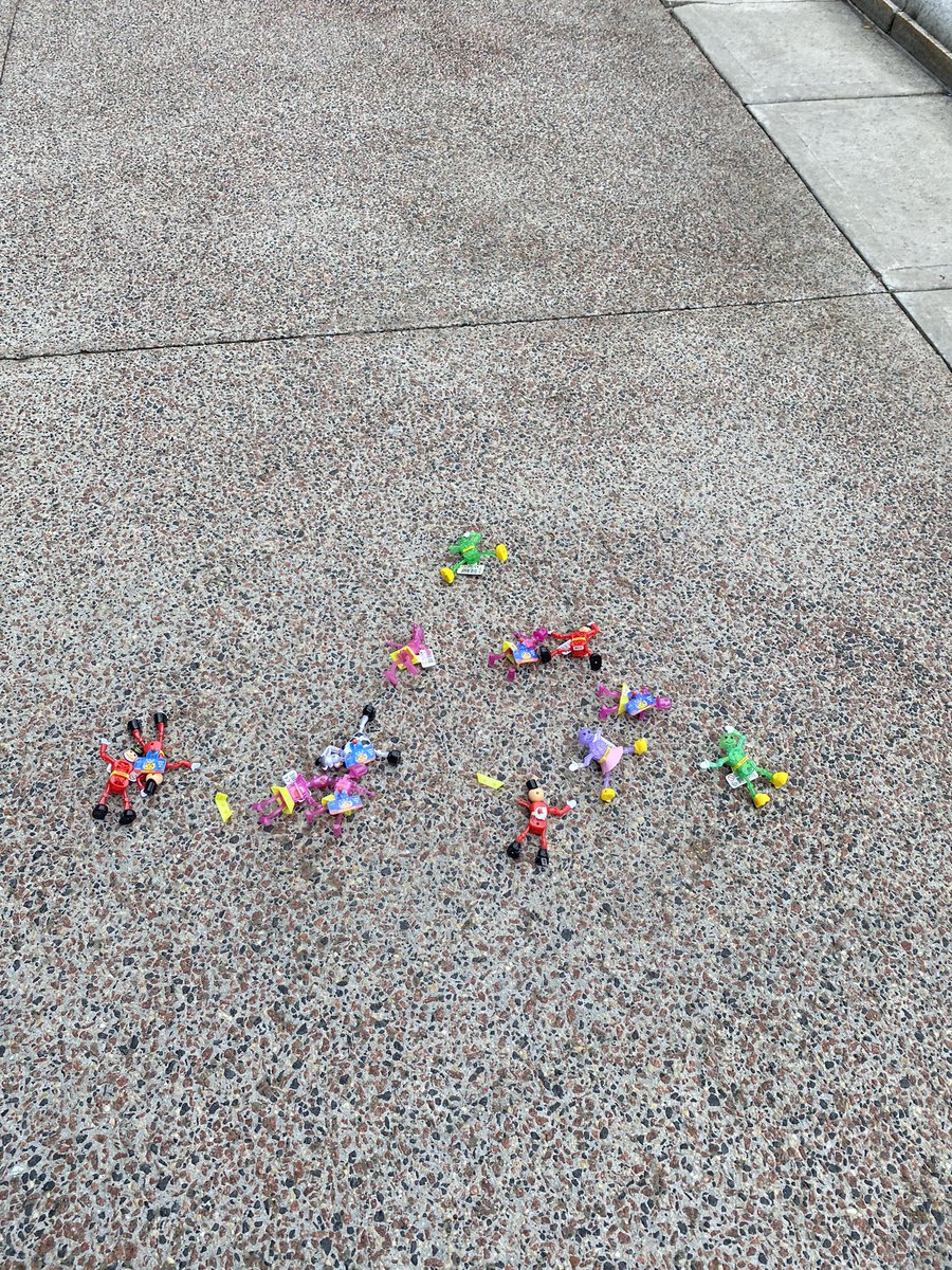 kitskulls's tweet photo. You know, living in Madison, this could either be a terrible accident or an outsider art installation. Who knows! https://t.co/7EztTlkiko