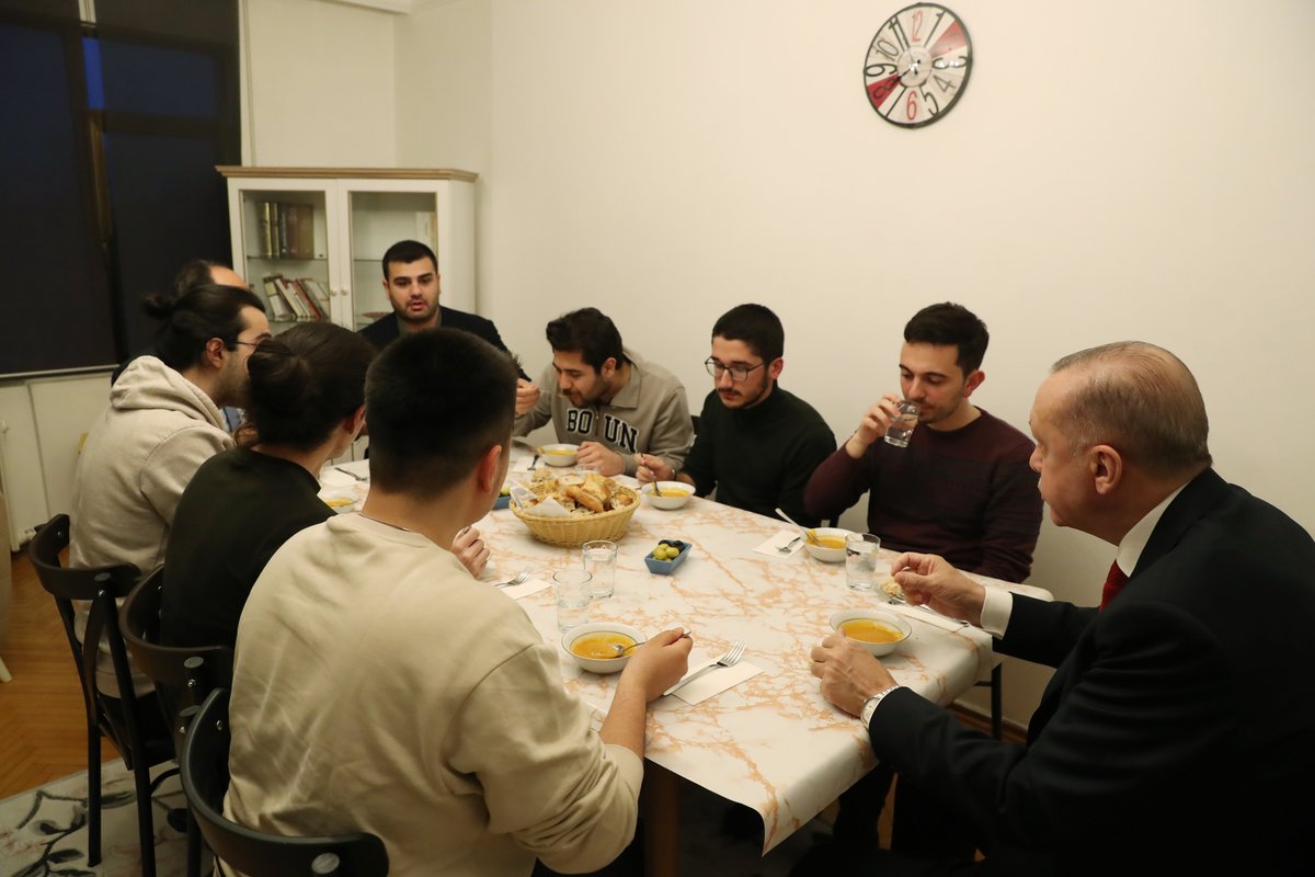 Cumhurbaşkanımız Recep Tayyip Erdoğan, iftarını Beşiktaş'ta bir öğrenci evinde açtı.