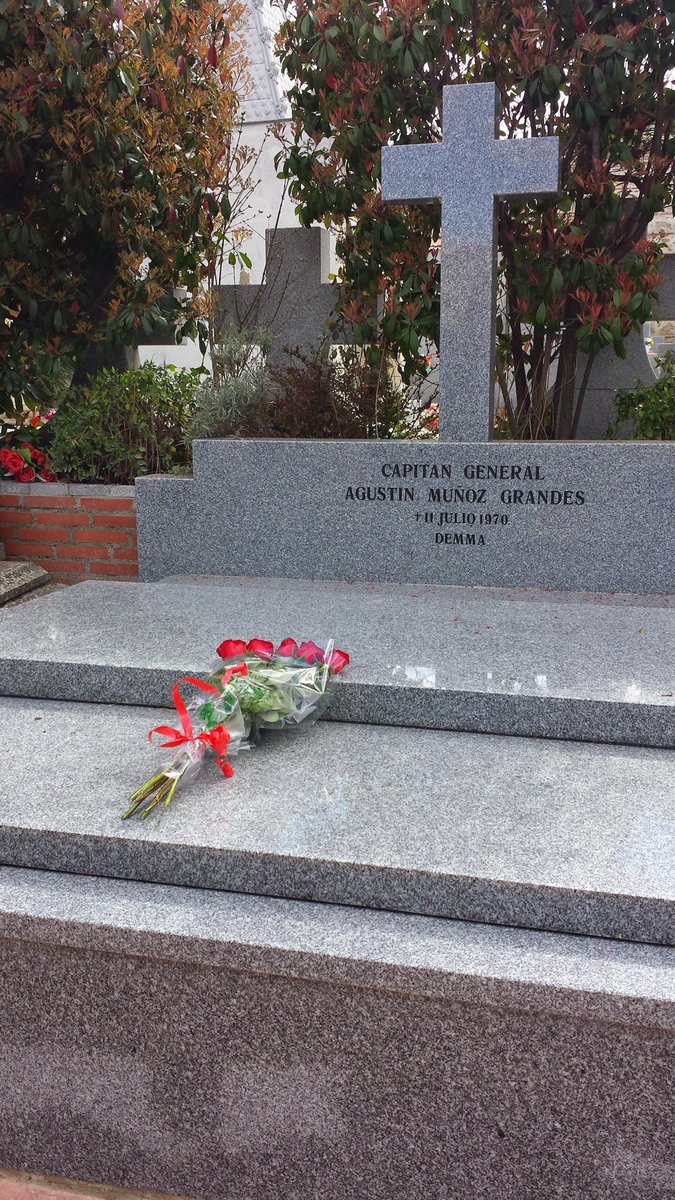 ipeutrera's tweet photo. Me dicen que ha fallecido el Teniente General D. Agustín Muñoz-Grandes Galilea. Estuve con él en un acto de desagravio a la sepultura de su padre que había sido vandalizada por unos miserables.
Esas cinco rosas son hoy para él.
A tus órdenes mi General. Descansa en paz. https://t.co/2vNTQoVKtV