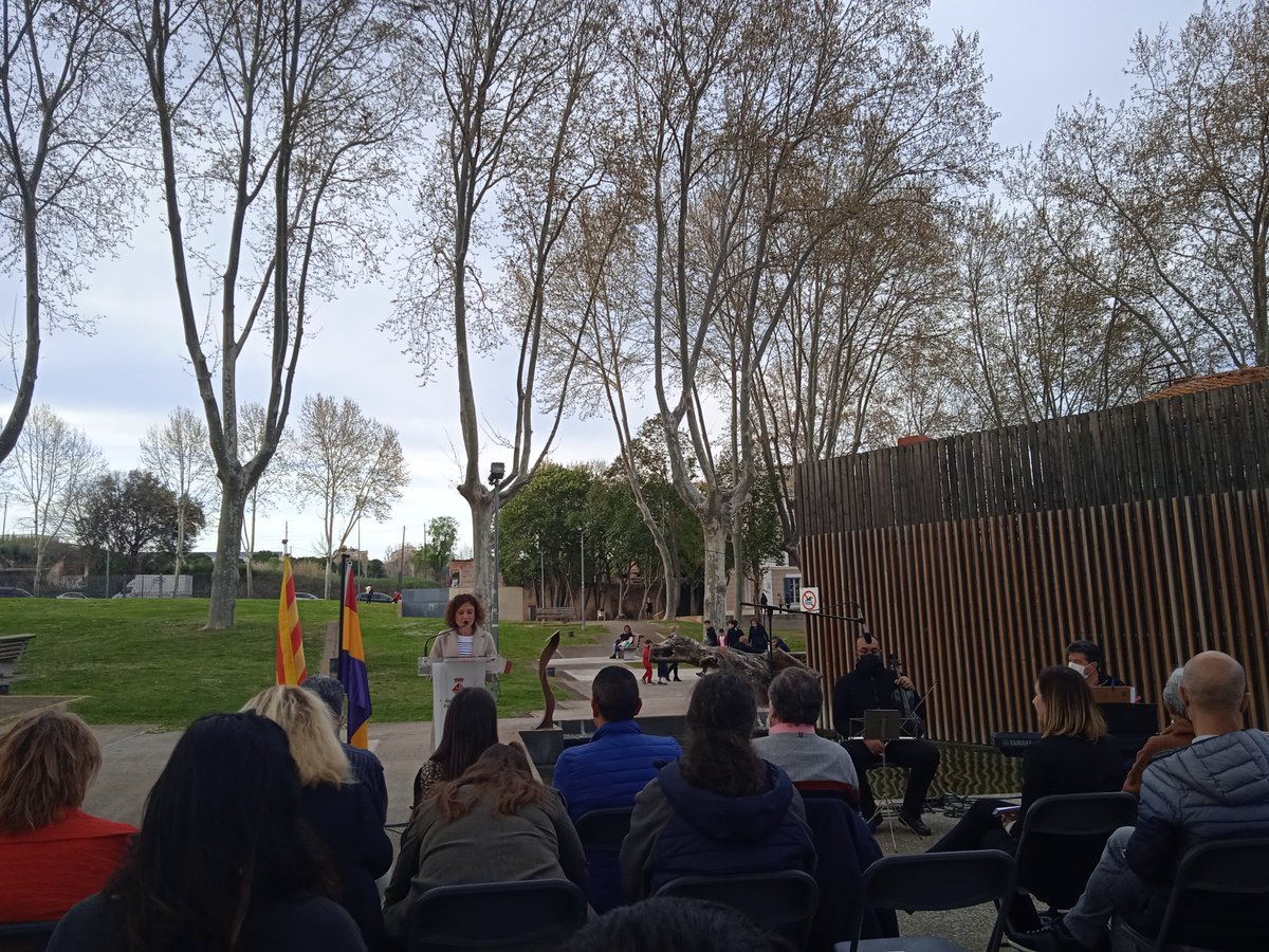 memoria_parets's tweet photo. Davant el monument als paretans represaliats pel franquisme al parc de la Linera, #Parets ha commemorat el 91è aniversari de la proclamació de la Segona República. Visca Catalunya i visca la República! https://t.co/ReSTf8DxBw