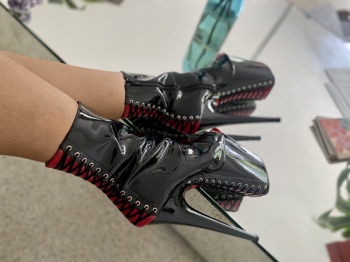 GoddessFelina's tweet photo. My favorite foot slut racking up good behavior by satisfying my Fetish with these heelzzzz!! Who wants to lick these bad boys?! https://t.co/2BvPLFhWrp