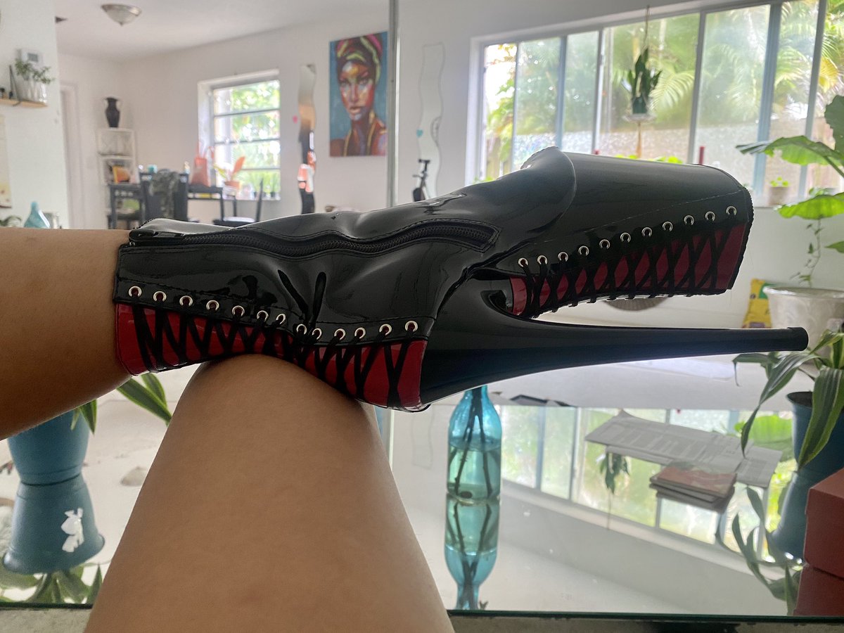 GoddessFelina's tweet photo. My favorite foot slut racking up good behavior by satisfying my Fetish with these heelzzzz!! Who wants to lick these bad boys?! https://t.co/2BvPLFhWrp
