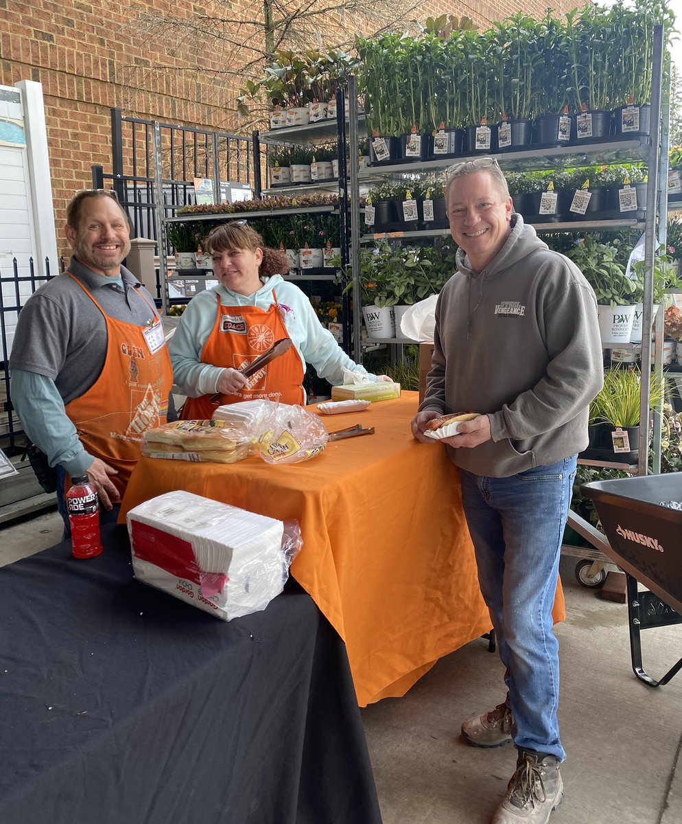 amandazoni's tweet photo. Free lunch for the pros for FriYay! 🌭🌭🌭#prodesk #proappreciation #proextra https://t.co/i97fNHx0J5