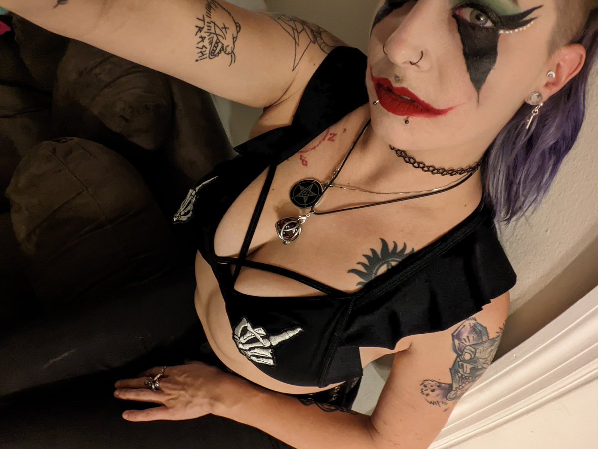 RavenMarie26's tweet photo. What will you be when the carnival comes to your town? Imma be down with the clown! 
.
.
.
.
.
.
#juggalo #ICP #wickedclown #Juggalette #spicyaccountant #pansexual #LGBTQ #girlswithtattoos https://t.co/aex0CeKNyl